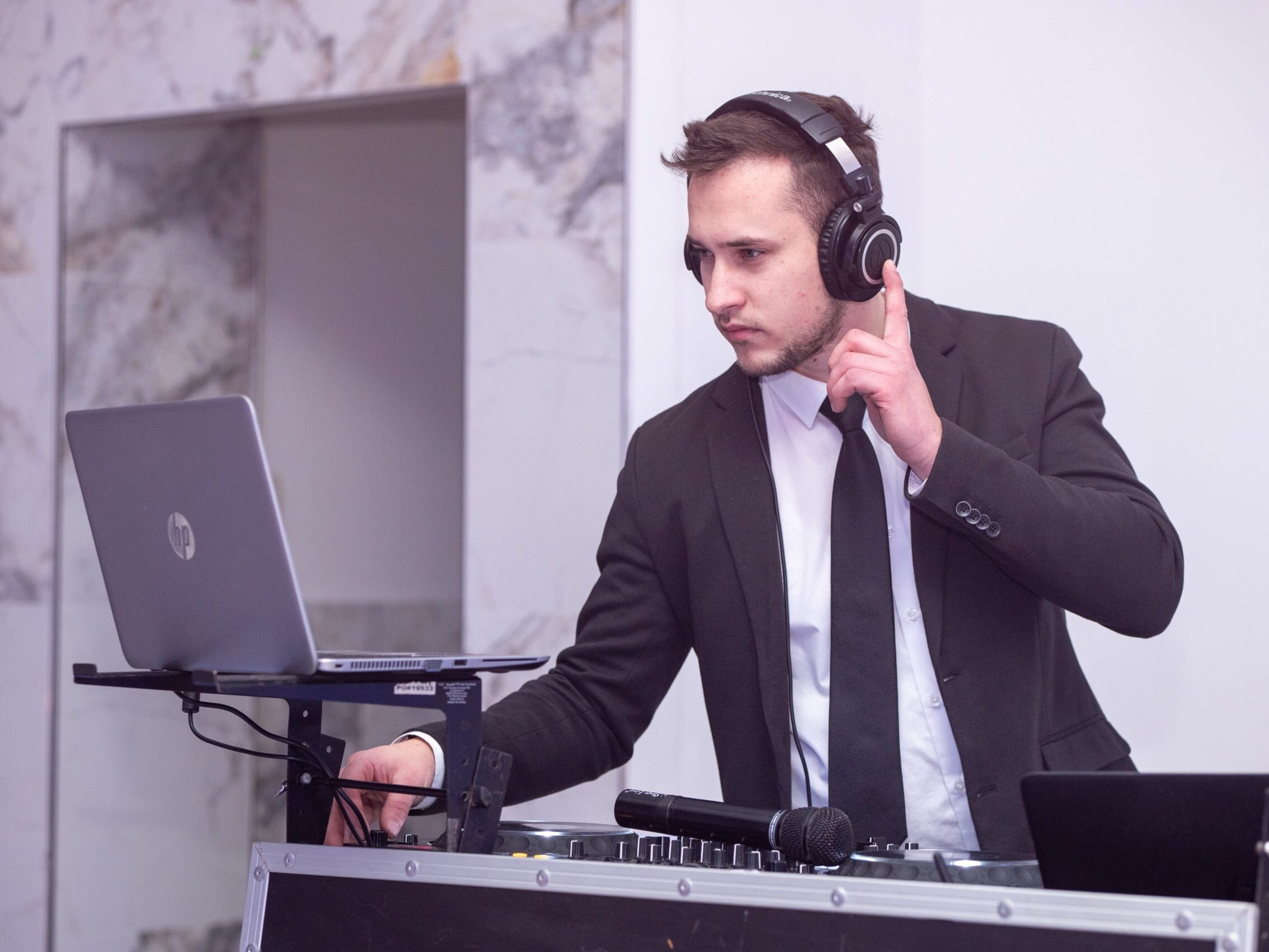 dj a moderátor so zvukovou technikou na svadbu Žilina